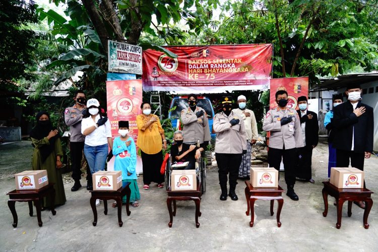 Panti Jompo Terima Bansos Dari Polri di HUT Bhayangkara ke-75