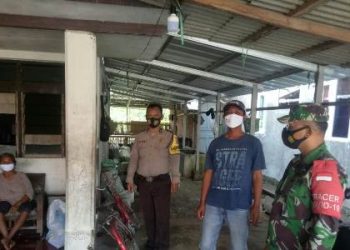 Aipda Suedi ops Yustisi Bhabinkamtibmas Gunung Jati Polres Ciko Sampaikan Prokes 5m Covid 19 Melalui sambang warga