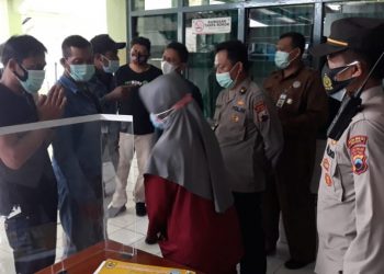 apolsek Sragen Kota Dampingi Kabag Ops Polres Sragen Mediasi Keluarga Pasien Covid Yang Ingin Bawa Pulang Paksa Pasien