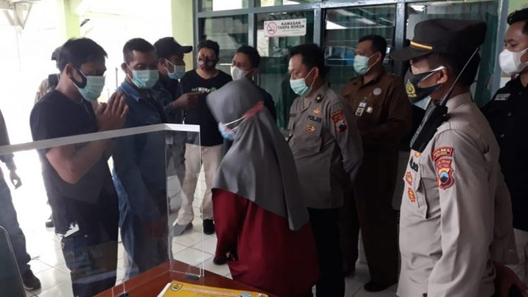 apolsek Sragen Kota Dampingi Kabag Ops Polres Sragen Mediasi Keluarga Pasien Covid Yang Ingin Bawa Pulang Paksa Pasien