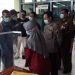 apolsek Sragen Kota Dampingi Kabag Ops Polres Sragen Mediasi Keluarga Pasien Covid Yang Ingin Bawa Pulang Paksa Pasien