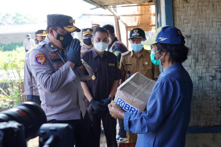 Beri Petani Sembako di HUT Bhayangkara, Polri Semangati Warga Hadapi Pandemi
