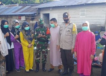 Bhabinkamtibmas Dampingi Tim Nakes Berikan Edukasi Pencegahan Covid-19