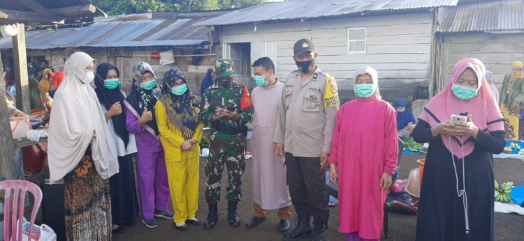 Bhabinkamtibmas Dampingi Tim Nakes Berikan Edukasi Pencegahan Covid-19
