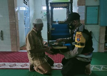 Bhabinkamtibmas Desa Lalapin Serahkan Bantuan Alat Ibadah Kepada Pengurus Masjid Jami