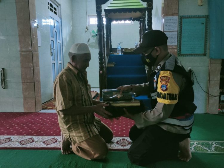Bhabinkamtibmas Desa Lalapin Serahkan Bantuan Alat Ibadah Kepada Pengurus Masjid Jami