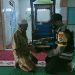 Bhabinkamtibmas Desa Lalapin Serahkan Bantuan Alat Ibadah Kepada Pengurus Masjid Jami