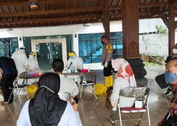 Bhabinkamtibmas Kalicacing Pantau Pelaksanaan Swab Antigen Anggota DPRD Kota Salatiga