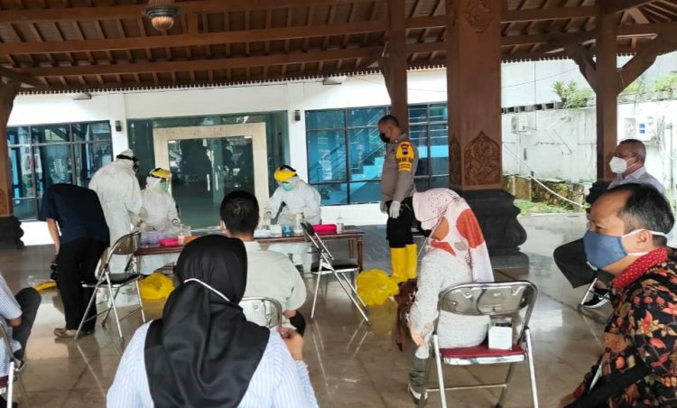 Bhabinkamtibmas Kalicacing Pantau Pelaksanaan Swab Antigen Anggota DPRD Kota Salatiga