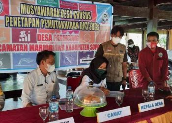 Bhabinkamtibmas Polsek Marioriawa Hadiri Musyawarah Desa Panincong