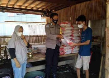 Bhabinkamtibmas Polsek Marioriawa Kawal Penyaluran Bpnt Dan Pkh Tingkat Kelurahan