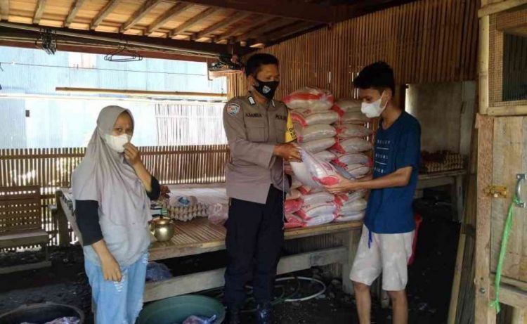 Bhabinkamtibmas Polsek Marioriawa Kawal Penyaluran Bpnt Dan Pkh Tingkat Kelurahan