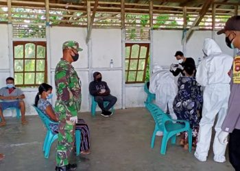 Bhabinkamtibmas Polsek Suhaid Dampingi Tenaga Kesehatan Tracing dan Rapit Test Ke Masyarakat