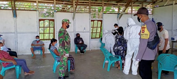 Bhabinkamtibmas Polsek Suhaid Dampingi Tenaga Kesehatan Tracing dan Rapit Test Ke Masyarakat