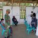 Bhabinkamtibmas Polsek Suhaid Dampingi Tenaga Kesehatan Tracing dan Rapit Test Ke Masyarakat