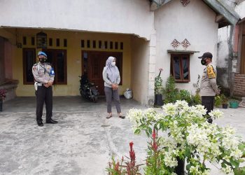 Bhabinkamtibmas  Sambangi Warga yang Isolasi Mandiri