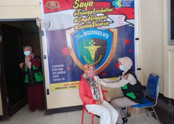 Bhayangkari Lombok Tengah Terima Vaksinasi Covid-19 Tahap Pertama
