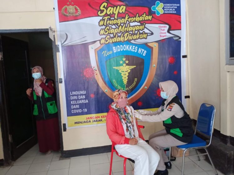 Bhayangkari Lombok Tengah Terima Vaksinasi Covid-19 Tahap Pertama