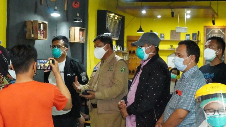 Bupati dan Kapolres Siak Lakukan Random Rapid Test Kepada Masyarakat