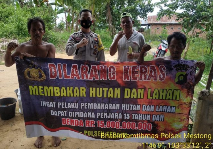 Cegah Karhutla, Bhabinkamtibmas Aktif Memberikan Himbauan kepada Masyarakat