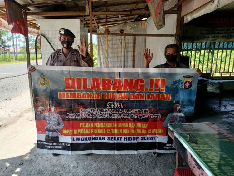 Cegah Terjadinya Karhutla, Polsek Basarang Sosialisasi Larangan Karhutla Gunakan Spanduk Kepada Masyarakat