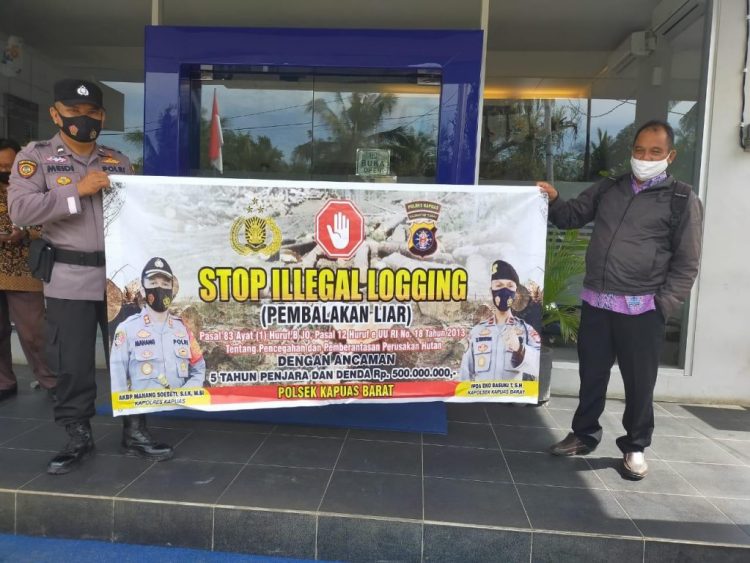 Cegah Tidak Ilegal Loging, Polsek Kapuas Barat Imbau Stop Ilegal Loging Kepada Warga Media Spanduk