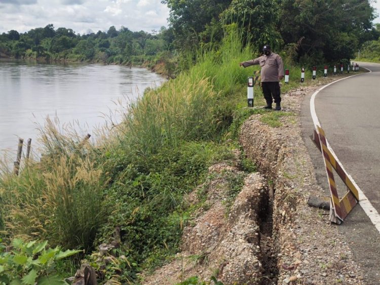 Cek Daerah Rawan Longsor, Pengguna Jalan Wajib Waspada