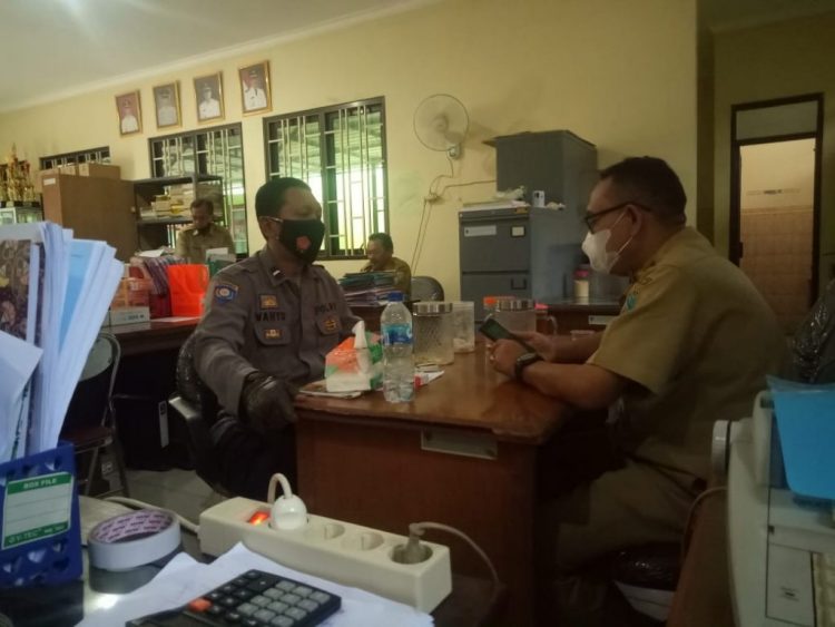 Dalam Rangka Perketat Ijin Hajatan Warga, Bhabinkamtibmas Randuacir Koordinasi Dengan Lurah