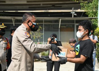 Dapat Sembako Dari Polri, Mahasiswa Perantauan Indonesia Timur Merasa Terbantu