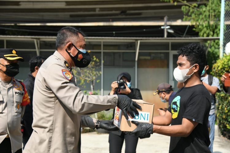 Dapat Sembako Dari Polri, Mahasiswa Perantauan Indonesia Timur Merasa Terbantu