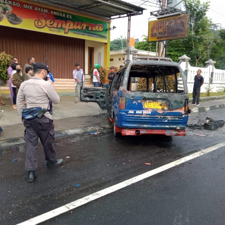 Diduga Korsleting, Satu Unit  Mobil Angkudes Terbakar
