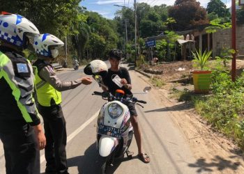 Disiplinkan Masyarakat Gunakan Masker, Satlantas Polres Enrekang Bagi-bagi Masker Ke Pengendara