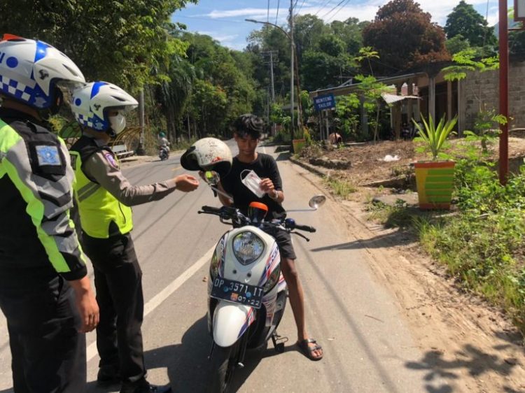 Disiplinkan Masyarakat Gunakan Masker, Satlantas Polres Enrekang Bagi-bagi Masker Ke Pengendara
