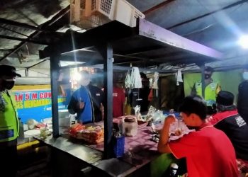 Diwarung Angkringan, Polsek Mijen Tekankan Warga Untuk Pakai Masker