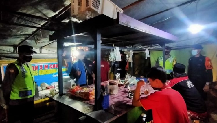 Diwarung Angkringan, Polsek Mijen Tekankan Warga Untuk Pakai Masker