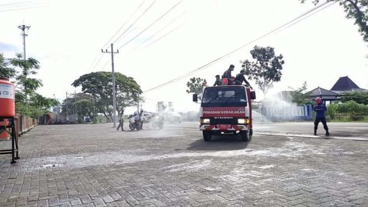 Hari Bhayangkara, Polres Blora Guyur Disinfektan 3 Pasar Di Blora