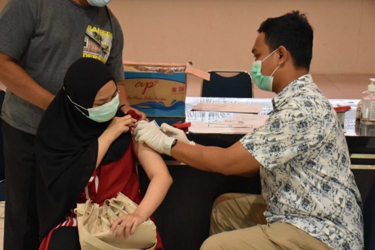 HUT Bayangkara Ke-75 Polres Sintang Gelar Vaksinasi Masal