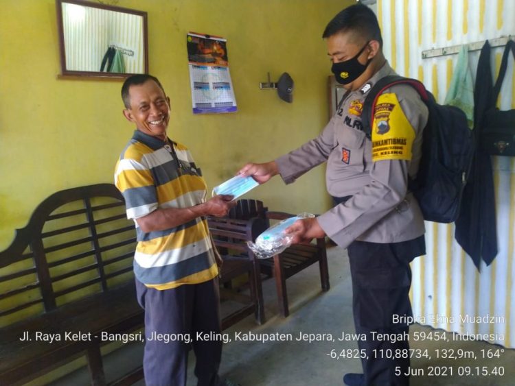 Ingatkan Warga Patuhi Prokes, Polsek Keling Jepara Bagi-Bagi Masker Ke Warga Serta Sosialisasikan 5M