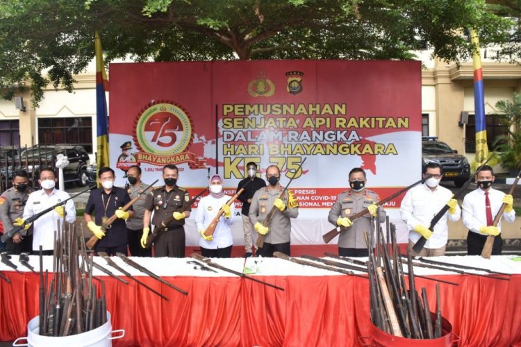 Jelang Hari Bhayangkara ke 75, Polda Jambi Musnahkan Ratusan Senjata Api Rakitan