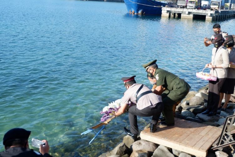 Jelang HUT Bhayangkara, Polres Sumbawa Gelar Upacara Tabur Bunga Sebagai Bentuk Penghormatan Untuk Para Pahlawan