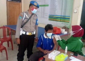 Kanit Provos Polsek Gunem Rembang Dampingi Pemberian Vaksin kepasa Warga