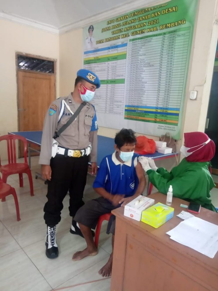 Kanit Provos Polsek Gunem Rembang Dampingi Pemberian Vaksin kepasa Warga