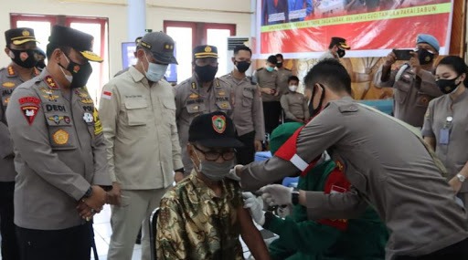 Kapolda Kalteng Tinjau Pelaksanaan Vaksinasi Massal