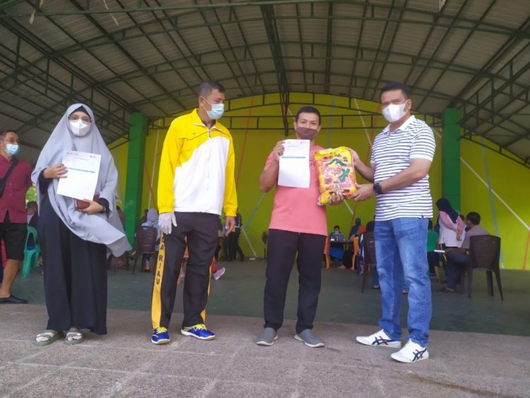 Kapolres Inhu Tinjau Vaksinasi Covid-19 Massal dan Bagikan Sembako di RTH Rengat