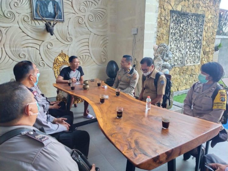 Kapolsek Abiansemal Kunjungi Tokoh Masyarakat