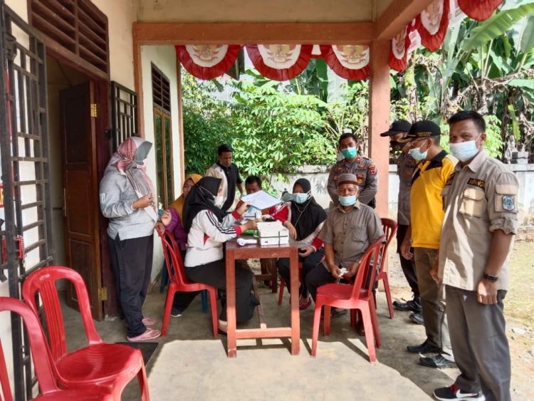 Kapolsek Lembah Masurai Iptu Rezi Darwis, SH Pantau Langsung Vaksinasi Desa Tuo