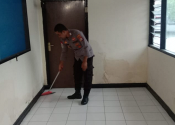 Kapolsek Prarural Pulau-Pulau Aru Mengajak Personil Jaga Kebersihan Mapolsek