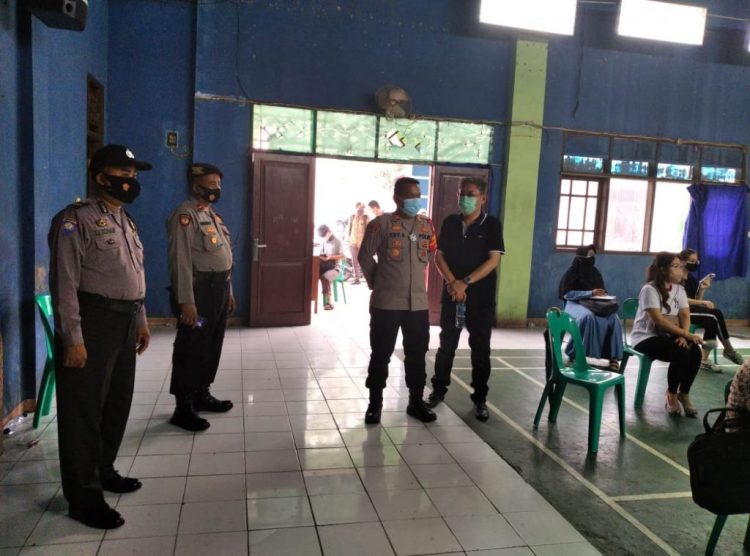 Kapolsek Tarumajaya Lakukan Pendampingan Pelaksanaan Vaksinasi Tahap 2 Untuk Tenaga Pendidik
