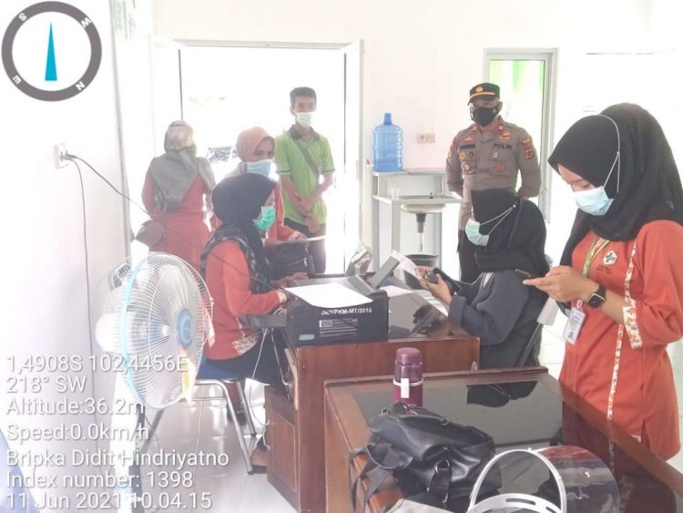 Kapolsek Tebo Tengah Kawal dan monitoring Giat Vaksinasi Di puskesmas