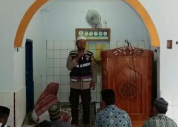 Lewat Safari Jumat, Bhabinkamtibmas Sampaikan Jamaah Himbauan Kamtibmas Dan Prokes